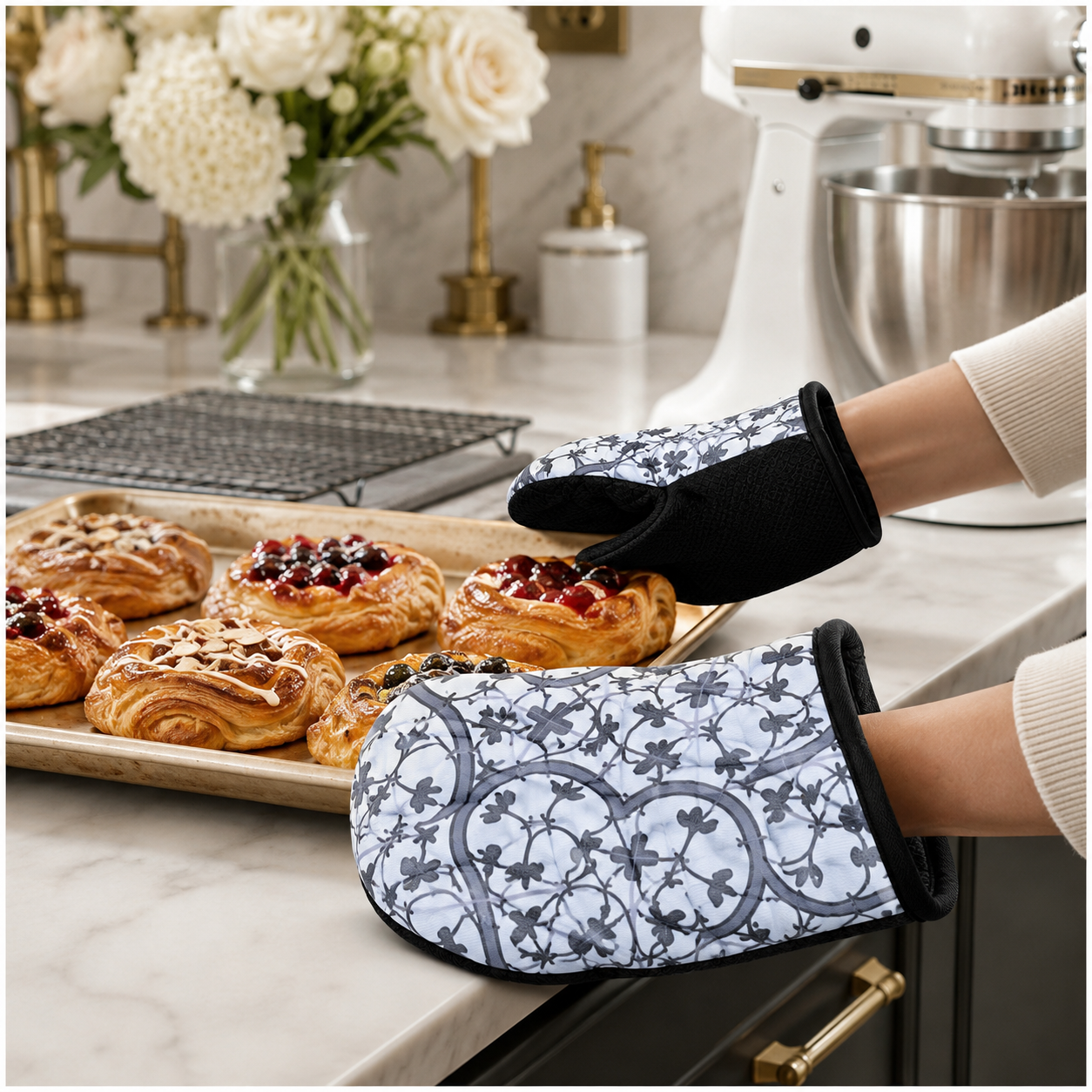 Non Slip 2-Piece Heat-Resistant Silicone Oven Mitt Set with Cotton Lining